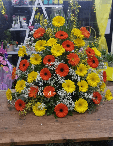 Composizione funebre Di gerbere colorate.