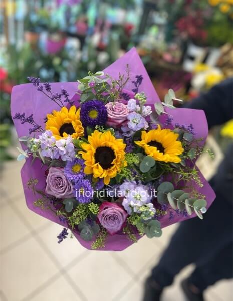 Bouquet del fiorista tonalità del viola 
