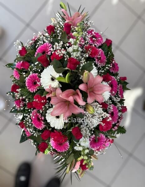 Cuscino funebere con fiori misti tonalità del rosa, fucsia. Lunghezza circa 100 cm