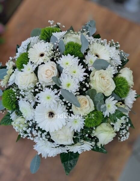 Composizione funebere con fiori misti tonalità del bianco