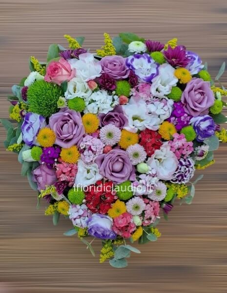 Cuore con fiori misti e colorati.