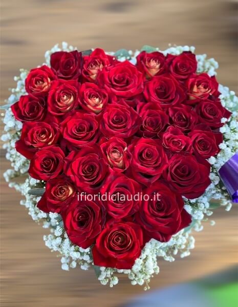 Cuore con Roselline Rosse e nebbiolina