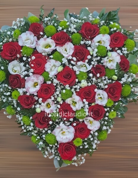 Cuore con Roselline Rosse e Lisianthus