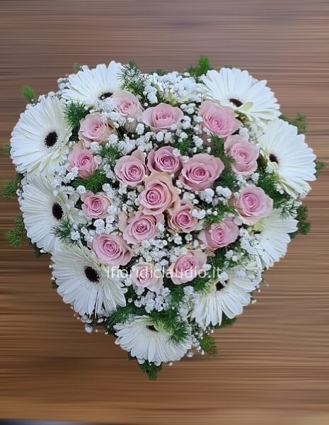 Cuore con Gerbere e Roselline