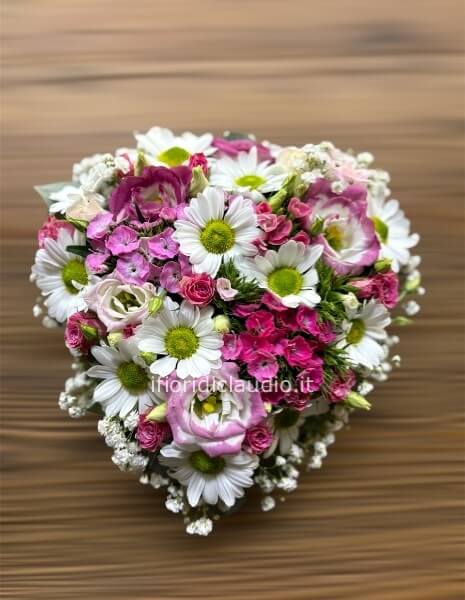 Cuore piccolo con fiori misti e colorati.