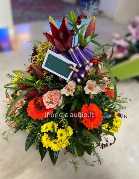 Composizione funebere con fiori misti. Dai toni Caldi