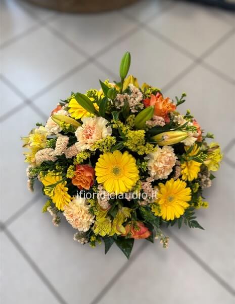 Composizione funebere tonda con fiori misti toni Caldi