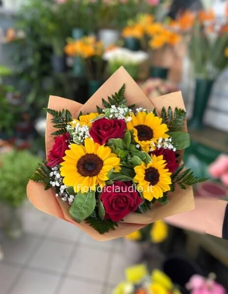 Bouquet Con 5 Rose Rosse e 4 Girasoli