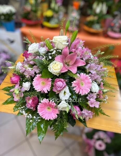 Composizione funebere tonda con fiori misti toni del rosa e bianco
