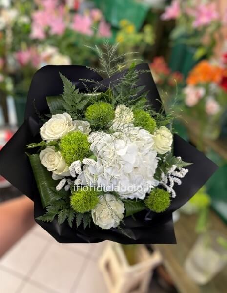 Bouquet del fiorista tonalità del bianco e verde, carta nera.