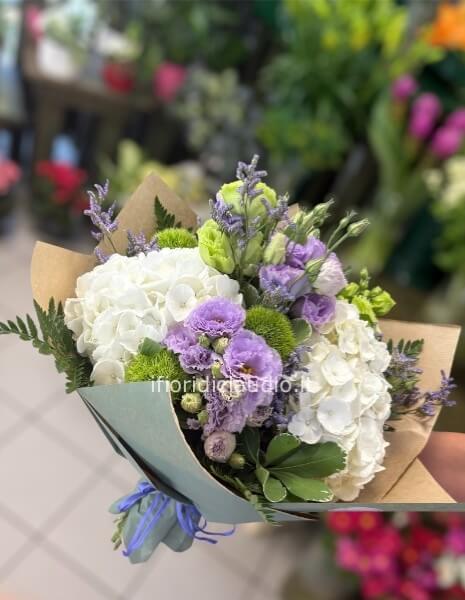 Bouquet del fiorista tonalità del glicine,bianco 