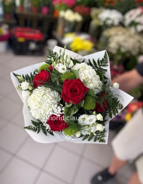 Bouquet del fiorista tonalità del Rosso, bianco